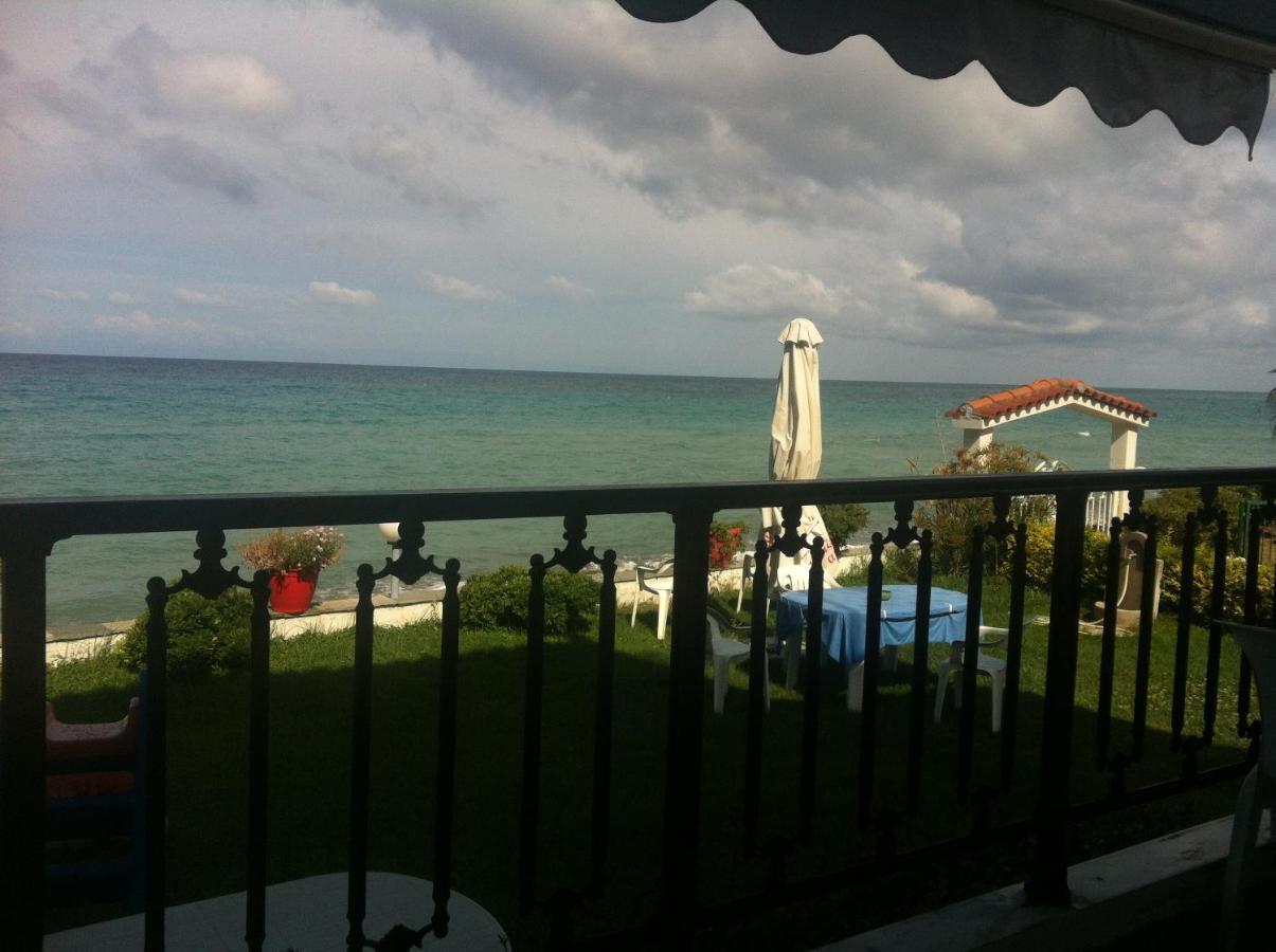 Iris Seafront Apartments Fourka Exterior foto