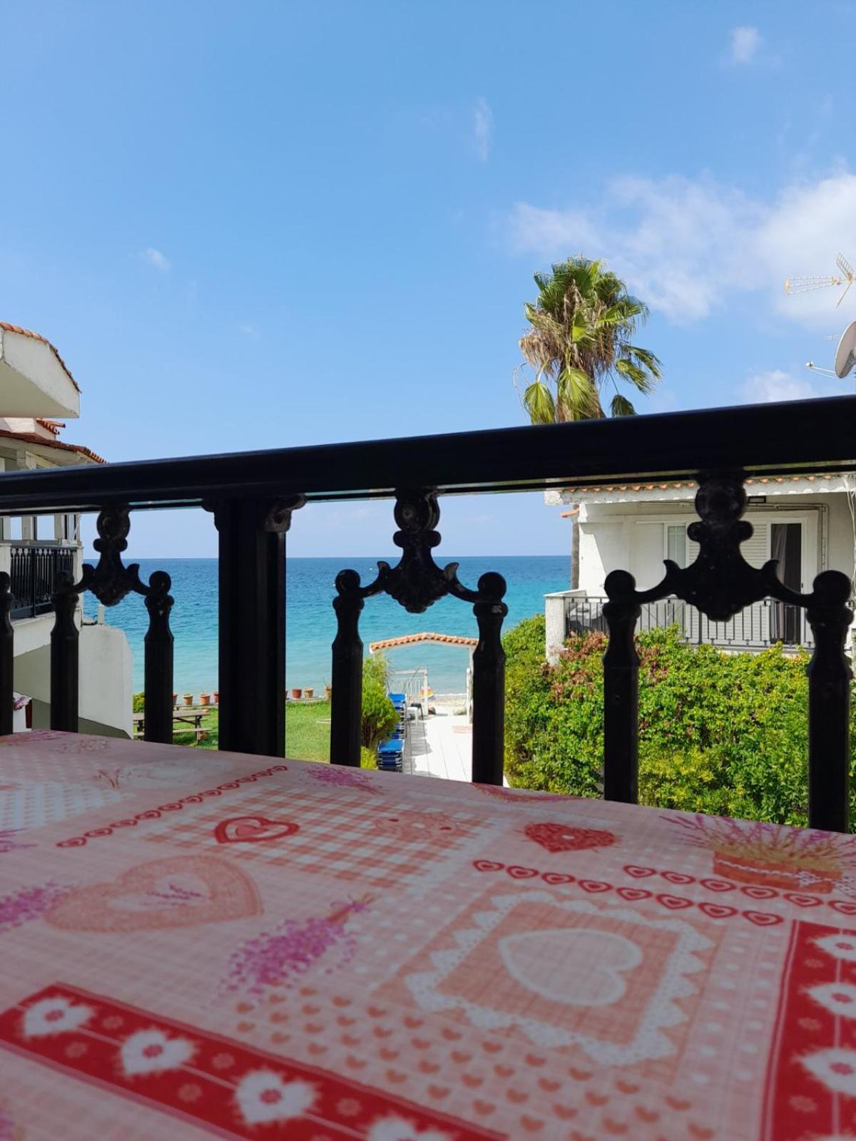 Iris Seafront Apartments Fourka Exterior foto